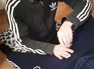 A straight man sucked a big cock from a straight man in Adidas hiding from prying eyes!!!