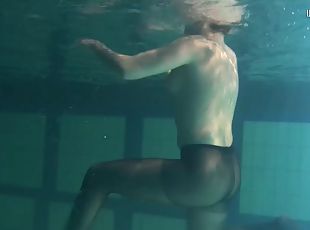 Hot underwater striptease session featuring sexy bint Bulava