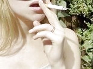 umum, amatir, remaja, berambut-pirang, fetish-benda-yang-dapat-meningkatkan-gairah-sex, merokok