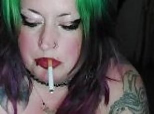 Ta grosse voisine fume une cigarette en jouant avec ses gros seins piercés