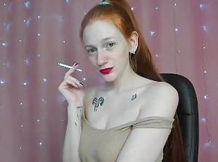 amatérske, červenovláska, fetišistické, sólo, fajčenie-smoking, tetovanie