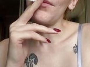 amador, caebça-vermelha, sozinho, fumando, tatuagem