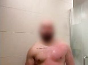 Joven Colombiano se masturba en las duchas del gimnasio