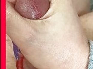 PAWG Laurasquirts gives a penis pump a try!