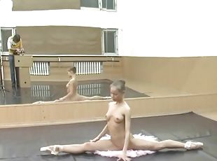 Nude ballerina teen on point and doing splits