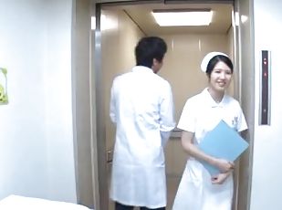 medicinska-sestra, japonka, par, prihaja, pohabljeno, uniforma