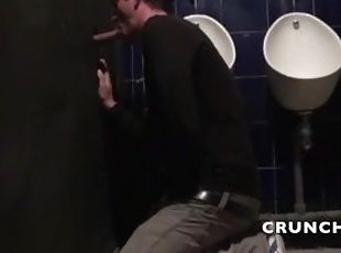 jeune mec hetero se fait sucer en glory holes ans les toilettes publiques