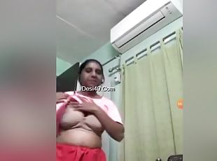 Today Exclusive- Sexy Bhabhi Showing Boobs On Video Call