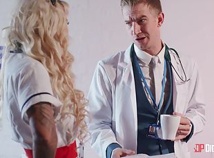 asistenta, doctor, milf, star-porno, cuplu, blonda, uniforma, tatuaj, piciore, penetrand