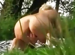 Blonde milf Genießt 2 Cocks amateur Im Freien