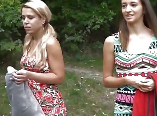 zwei Freundinnen im Wald spazieren und einen Mann zu treffen