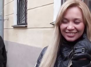 Blonde goes for a risky outdoor blowjob