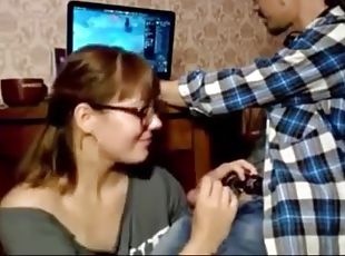 Blowjob for a gamer from an amateur girl