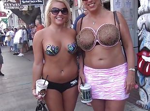 Exhibitionist hot milf in the streets of Key West