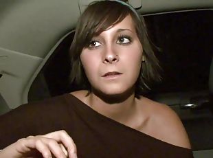 Amateur brunette chick shows her natural tits in a car