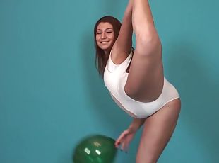 Flexible Russian hottie Anna Slavjanka stretches her steaming hot body