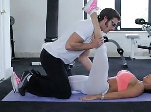 Fitness instructor fucks a babe and fills her mouth with his cum