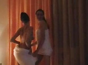 Chicks dance in towel and then eat pussy