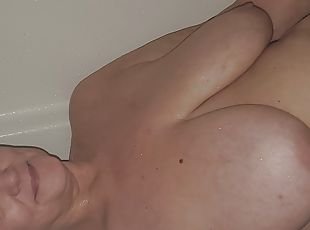 bañando, tetas-grandes, masturbación, amateur, maduro, regordeta, natural, americano, ducha, húmedo
