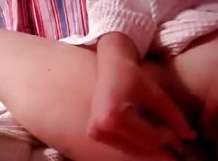 Homemade video of a hot babe playing with her pussy