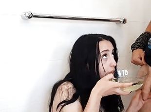 Sexy Eva Brooks trinkt ihre eigene Pisse und Deepthroat Tief Blasen
