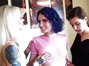 Lesbian threesome with cunnilingus and kissing