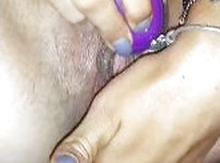 usa il ciuccia clitoride e si mette due dita nel culo