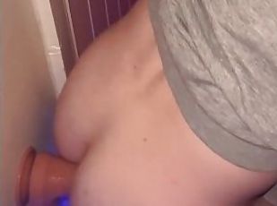 Teenage Twink with juicy fat ass takes his 7 inch dildo for a ride!